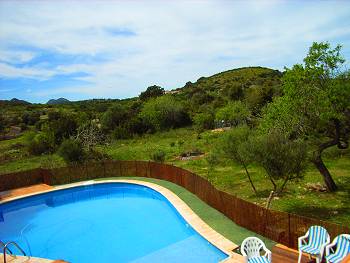Pool mit Holzterrasse und Sonnenliegen Pool mit Holzterrasse und Sonnenliegen