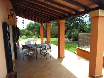 Überdachte und möblierte Terrasse Überdachte und möblierte Terrasse