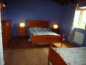 Schlafzimmer mit Doppelbett und Zustellbett Schlafzimmer mit Doppelbett und Zustellbett