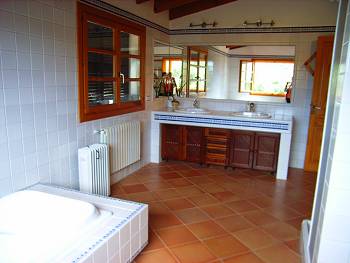Badezimmer mit Badewanne Badezimmer mit Badewanne