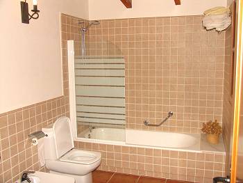 Bad mit Badewanne, WC und Bidet Bad mit Badewanne, WC und Bidet