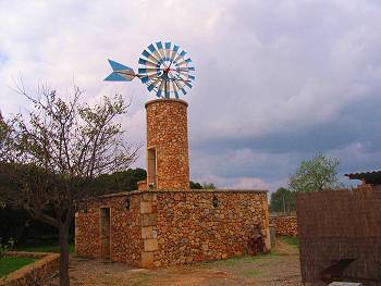 Mallorquinische Windmühle auf dem Grundstück Mallorquinische Windmühle auf dem Grundstück