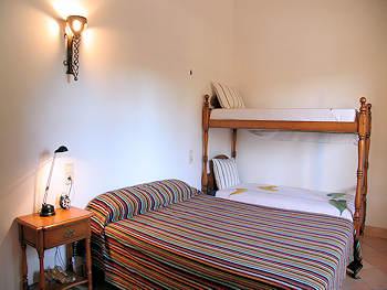 Schlafzimmer mit Stockbett und französischem Bett Schlafzimmer mit Stockbett und französischem Bett