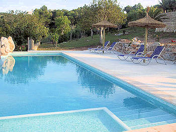 Pool mit Sonnenliegen Pool mit Sonnenliegen