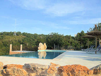 Pool mit Sonnenterrasse Pool mit Sonnenterrasse