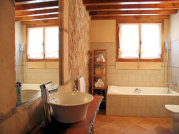 Bad mit Badewanne und Bidet Bad mit Badewanne und Bidet