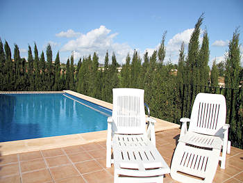 Pool mit Sonnenliegen Pool mit Sonnenliegen