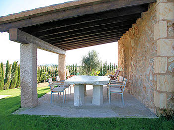 Möblierte Terrasse mit Blick zum Pool Möblierte Terrasse mit Blick zum Pool