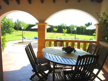 Terrasse mit Blick zum Pool Terrasse mit Blick zum Pool