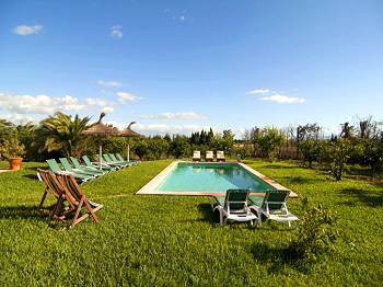Pool und Sonnenterrasse Pool und Sonnenterrasse