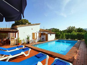 Ferienhaus mit Pool und Garten Ferienhaus mit Pool und Garten