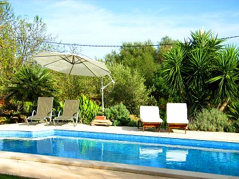 Großer Pool mit Sonnenterrasse