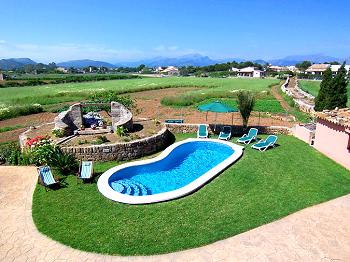 Ferienhaus mit Pool und Klimaanlage