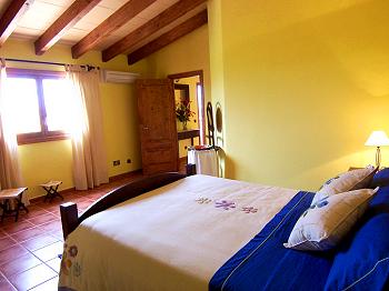 Schlafzimmer mit Doppelbett