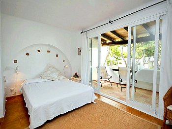 Schlafzimmer mit Balkon