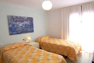 Schlafzimmer mit zwei Einzelbetten