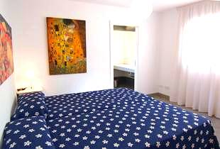 Schlafzimmer mit zwei Einzelbetten