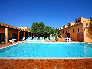Ferienhaus mit Pool für 24 Personen Ferienhaus mit Pool für 24 Personen