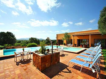 Pool und Sonnenterrasse Pool und Sonnenterrasse