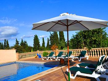 Pool und Sonnenterrasse