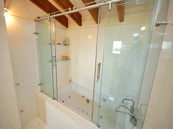 Bad mit Wanne (Massagedüsen) Bad mit Wanne (Massagedüsen)