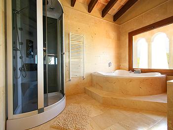 Badezimmer mit Massagedusche Badezimmer mit Massagedusche