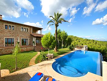 Ferienhaus für 8 Personen mit Pool Ferienhaus für 8 Personen mit Pool
