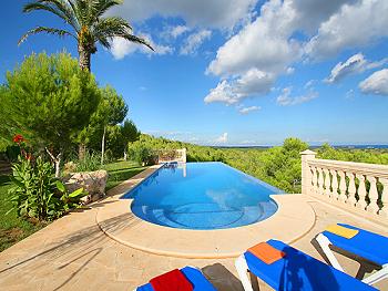 Pool und Sonnenterrasse Pool und Sonnenterrasse