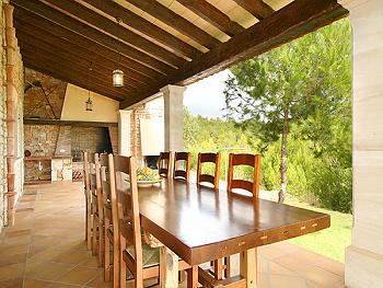 Überdachte Terrasse mit Grill Überdachte Terrasse mit Grill