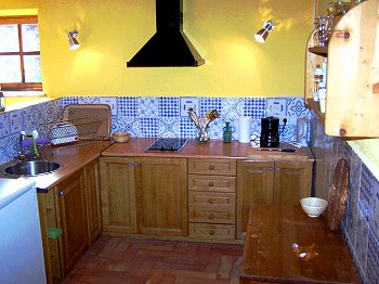 Küche mit mallorquinischen Wandfliesen Küche mit mallorquinischen Wandfliesen