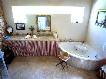 Großes Badezimmer