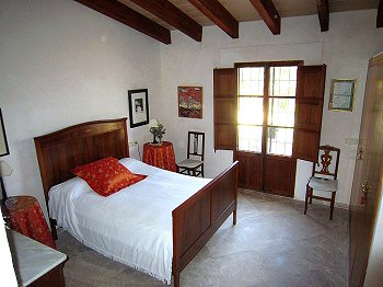 Schlafzimmer mit Doppelbett