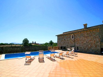 Pool und Sonnenterrasse Pool und Sonnenterrasse