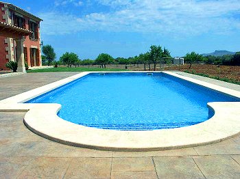 Großer Pool mit Sonnenterrasse