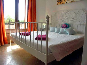 Schlafzimmer mit Doppelbett