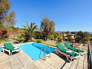 Pool und Sonnenterrasse Pool und Sonnenterrasse