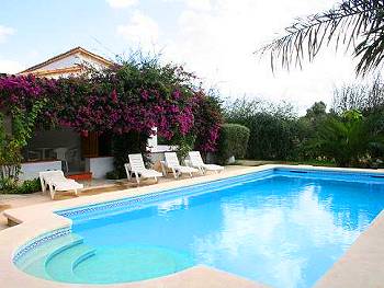Pool mit Sonnenterrasse und Sonnenliegen Pool mit Sonnenterrasse und Sonnenliegen