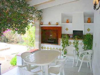 Überdachte Terrasse mit Grill Überdachte Terrasse mit Grill