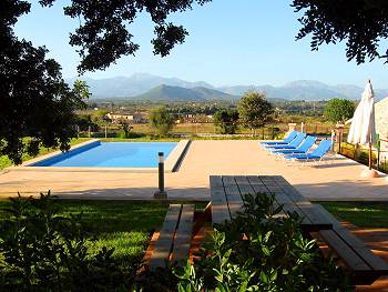 Pool und Poolterrasse