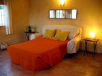 Schlafzimmer mit Doppelbett