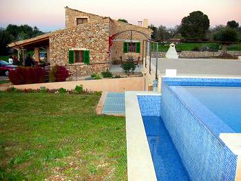 Pool und Finca