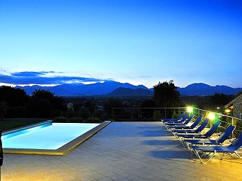 Pool und Sonnenterrasse Pool und Sonnenterrasse