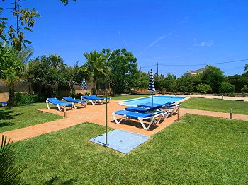 Pool und Sonnenterrasse Pool und Sonnenterrasse