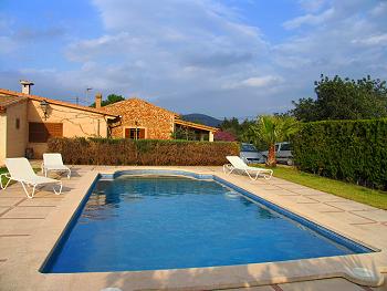 Pool mit Sonnenliegen Pool mit Sonnenliegen