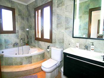 Badezimmer mit Jacuzzi Badezimmer mit Jacuzzi