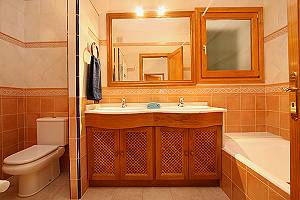 Badezimmer mit Wanne und WC Badezimmer mit Wanne und WC