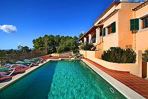 Sonnenterrasse am Pool mit Sonnenliegen Sonnenterrasse am Pool mit Sonnenliegen