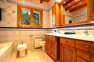 Badezimmer mit Wanne und WC Badezimmer mit Wanne und WC