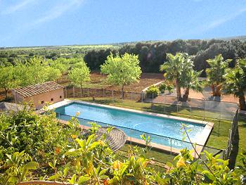 Familienfreundlicher eingezäunter Pool Familienfreundlicher eingezäunter Pool