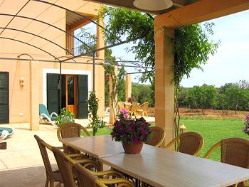 Überdachte und möblierte Terrasse Überdachte und möblierte Terrasse